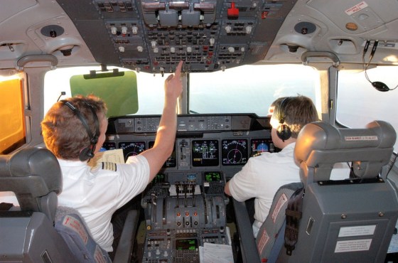 Image: Pilot und Copilot im Cockpit