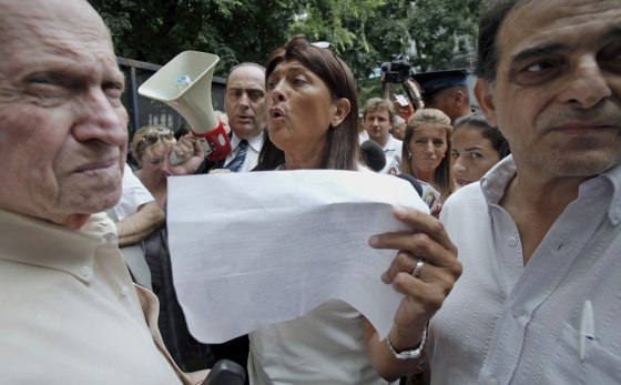 Image: Bank customers wait for information in Buenos Aires