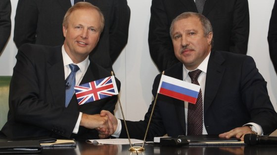 Image: BP Chief Executive Bob Dudley and Rosneft president Eduard Khudainatov sign an agreement at BP headquarters in London