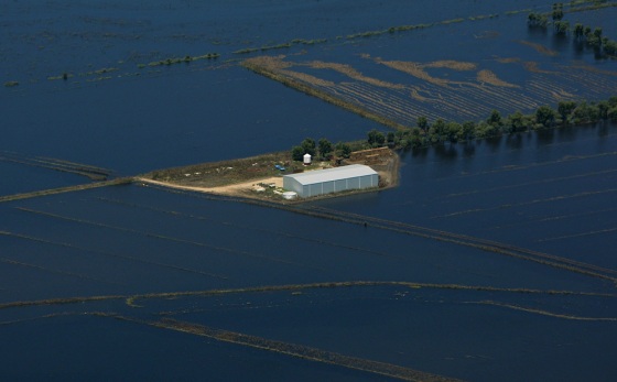 Image: Floodwater Inundates Victorian Towns