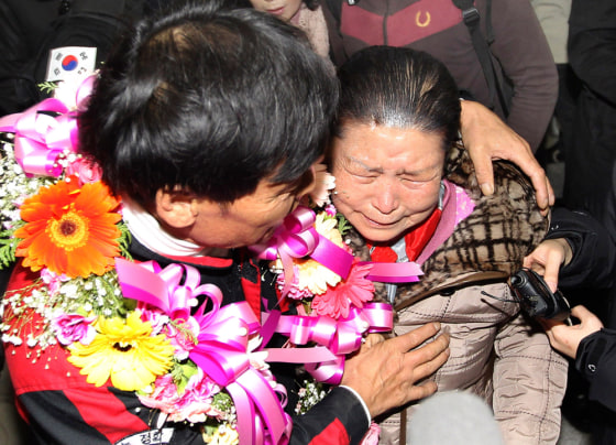 Image: Crew members of a ship captured by pirates return home to their families