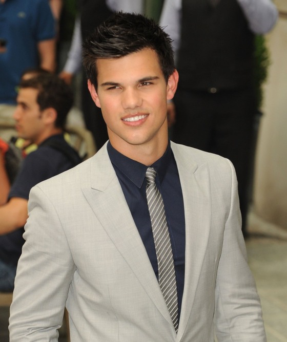 Image: The Cinema Society Screening Of \"The Twilight Saga: Eclipse\" - Outside