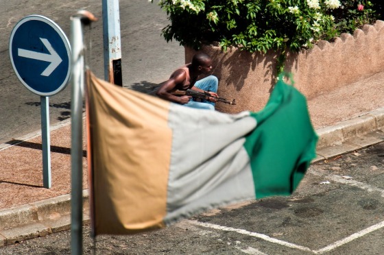 Image: A Pro-Gbagbo militiamen mans a post in t