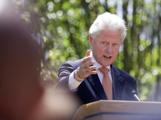 Image: Clinton speaks in Hope