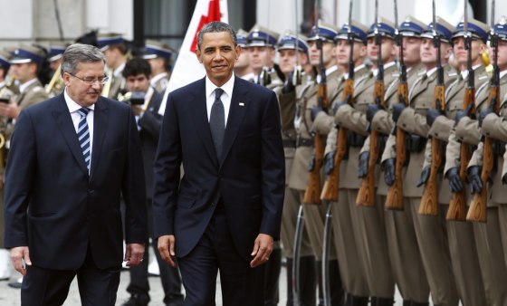 Image: U.S. President Obama takes part in an arrival ceremony with Polish President Komorowski at the Presidential Palace in Warsaw