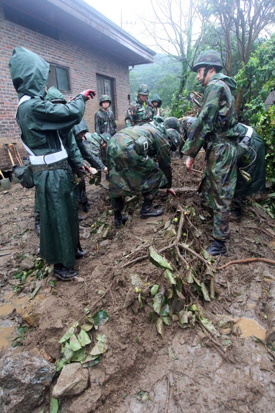 Image: Soldiers work to restore a landslide-damaged village in Seoul