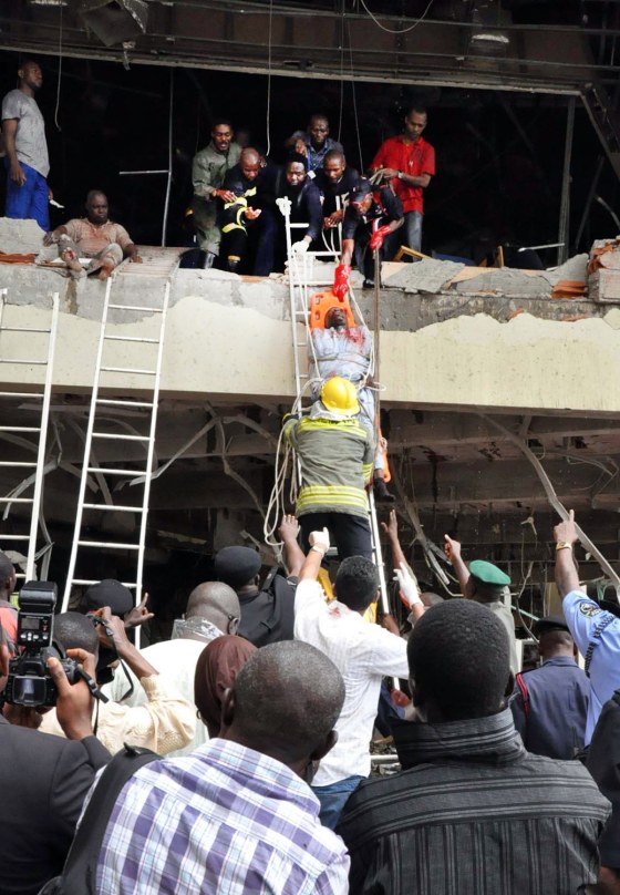Image: Rescue workers evacuate a wounded from the UN building