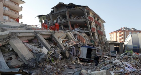 Image: Rescue workers at quake site