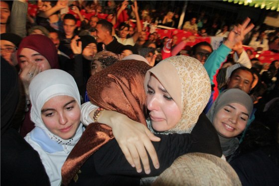 Image: Tunisian supporters of the moderate Islamic party Ennahda celebrate