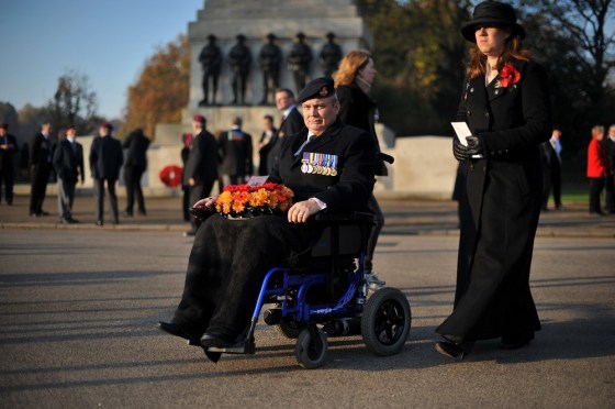 Queen leads annual ceremony honoring war dead