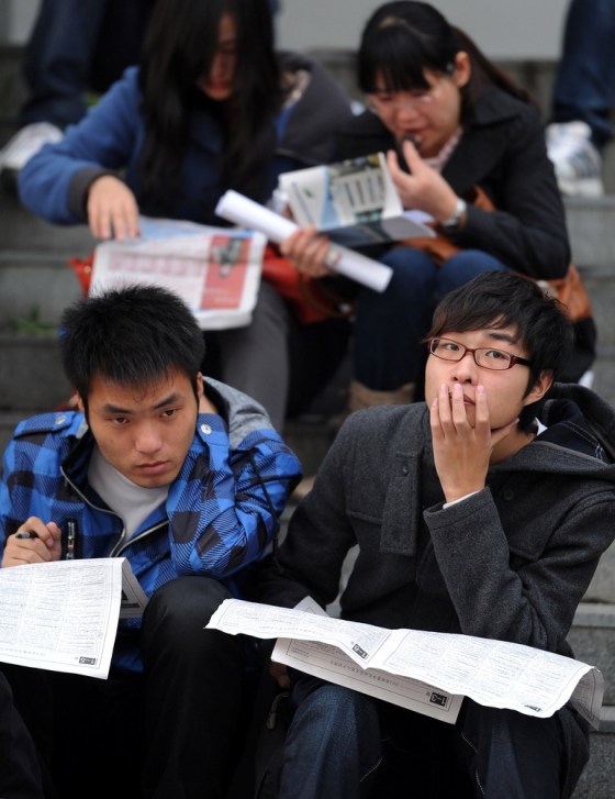 Image: Chinese job seekers gather at a job fair