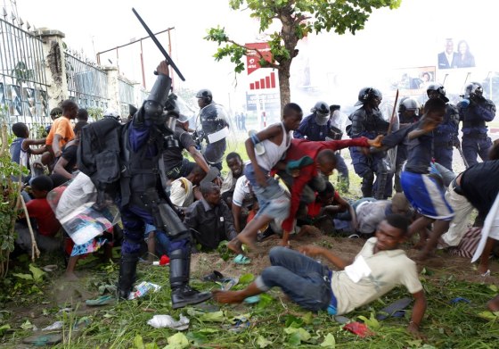 Image: Congolese riot police club supporters of opposition presidential candidate Etienne Tshisekedi
