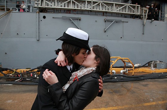 Image: Navy homecoming kiss
