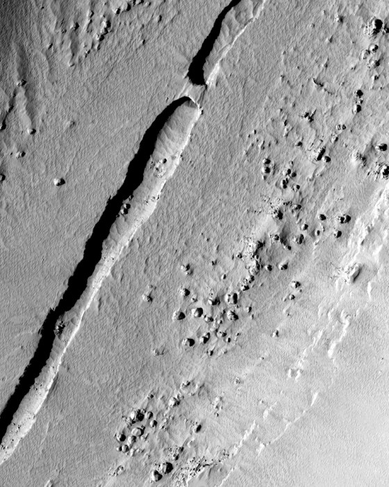 Image: Trough running down the center of a valley on Mars