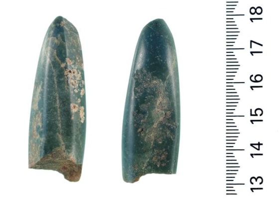 A composite photo of the front and back of the jade gouge shown with a centimeter scale.