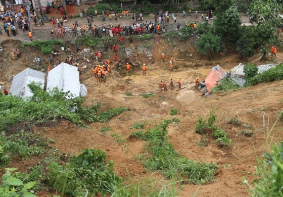 Image: Bangladeshi fire fighters search for bod