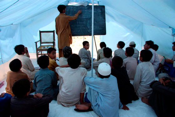 Image: UNHCR tent school