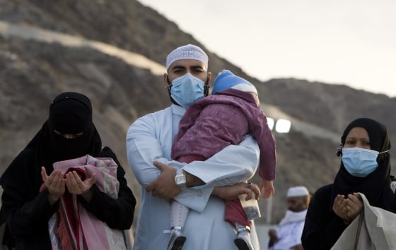 Image: Muslim pilgrims pray