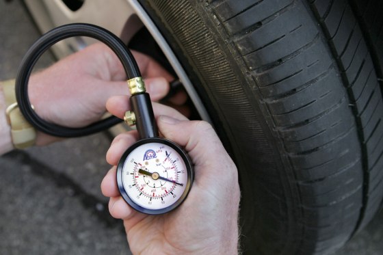 Image: Checking air pressure