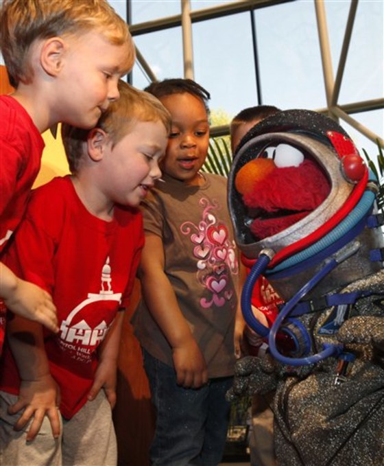 APTOPIX Elmo Smithsonian Planetarium