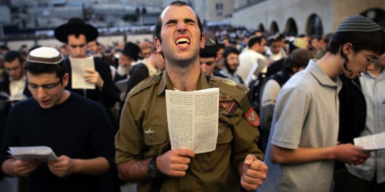 Image: An Israeli soldier (C) along with thousands of Jewish men and women perform a special prayer in opposition to the US-hosted Middle East peace meeting