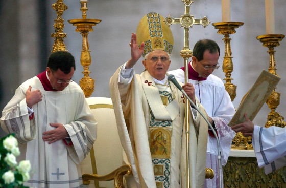 Image: Pope Benedict XVI delivers the Easter \"Urbi et Orbi\" benediction