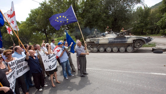 Image: Georgians confront Russian soldiers at check-point on the road from Tbilisi to Gori near Kaspi