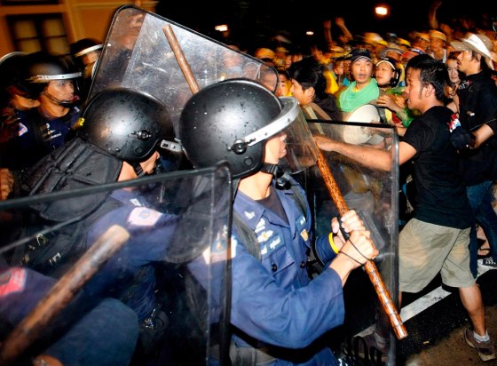 Image: Anti-riot police officers clash with anti-government protestors