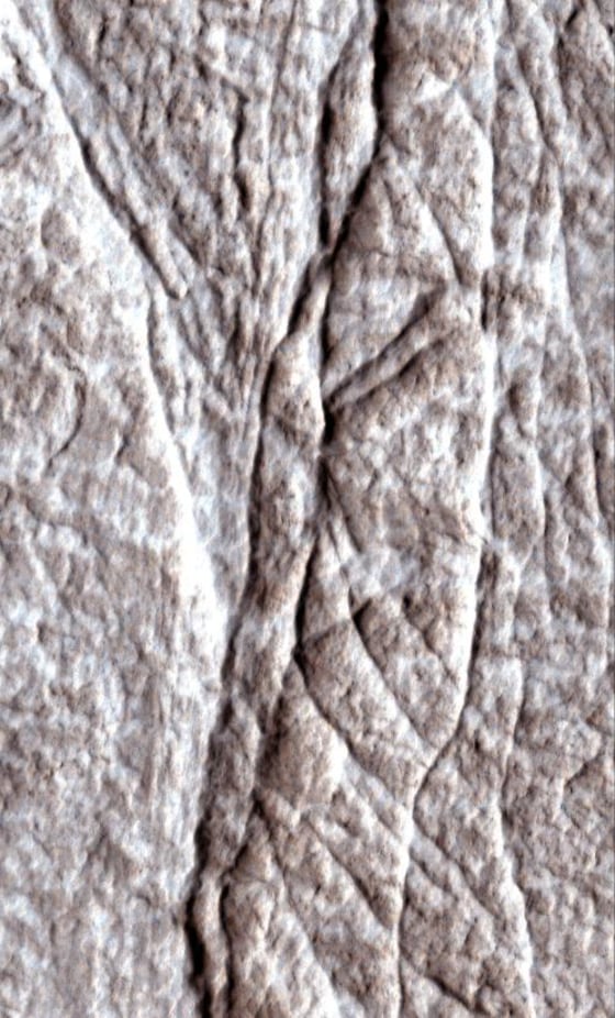 Image: Cracks on Mars