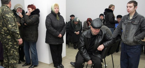 Image: Miners' relatives wait for news