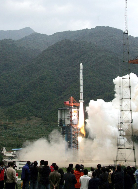 Image: China's first moon orbiter Chang'e 1 lifts off