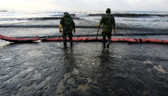 iMAGE: Tanker Spills Oil Off South Korea's West Coast.