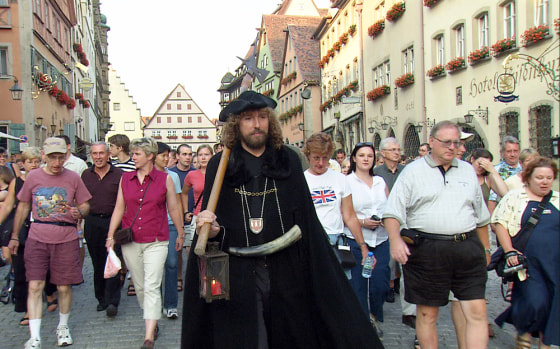 Image: Tour guide Hans-Georg Baumgartner in his role as the Night Watchman in Rothenburg, Germany