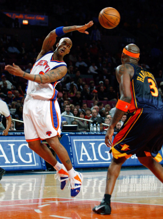 Image: New York Knicks Mabury passes against Golden State Warriors Harrington in their NBA basketball game in New York