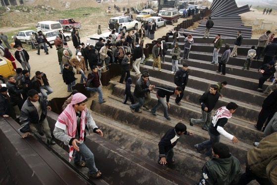 Image: Palestinians cross the Rafah border into Egypt