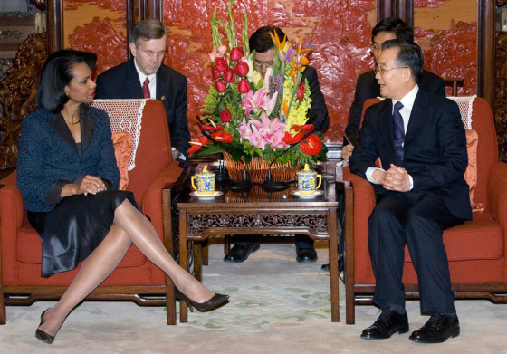 Image: Chinese Premier Wen Jiabao (R) hold talks with US Secretary of State Condoleezza Rice