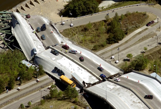 Image: overview of the collapsed I-35W bridge.