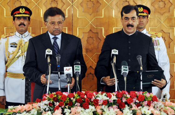 Image: Pakistani President Pervez Musharraf (2L) administrates the oath to newly elected Pakistani Prime Minister Yousuf Raza Gilani