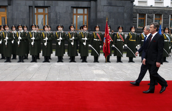 Image: Ukraine's President Yushchenko and U.S. President Bush in Kiev