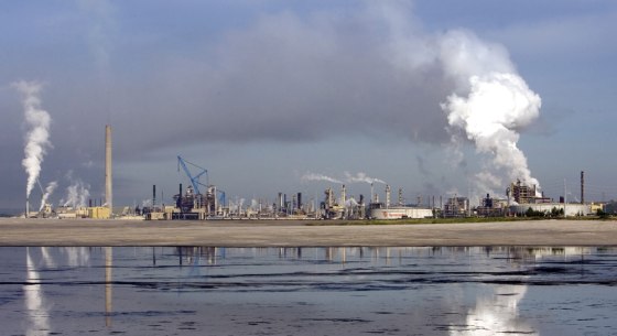 Image: The Syncrude extraction facility in the northern Alberta oil sand fields