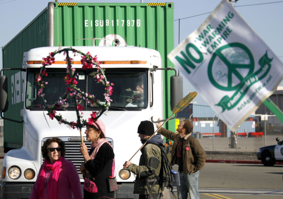 Image: picketers at Port of Oakland