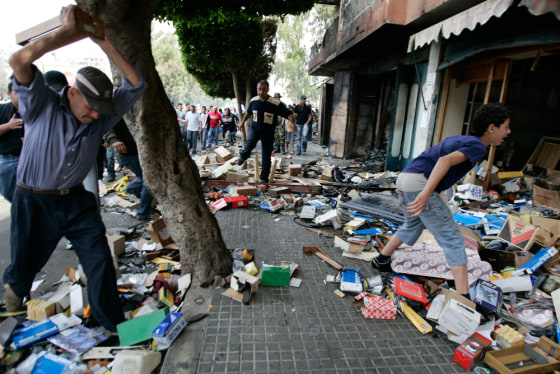 Image: Angry Sunnis destroy the shop of a Shiite man
