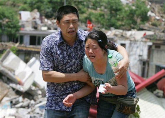 Image: Woman grieves in Beichuan, China for her lost mother