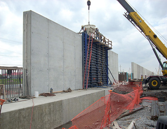 Image: New Orleans floodwall