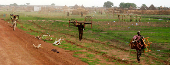 Image: Looters roam the village of Abyei, Sudan