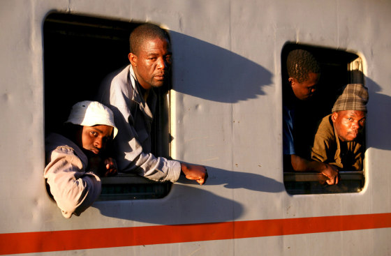 Image: Mozambican emigrants return to their homes