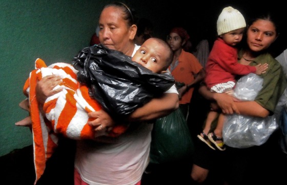 Image: People affected by storm Alma arrive at a shelter