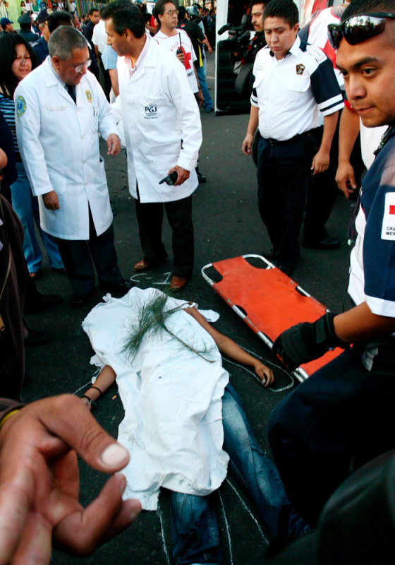 Image: Seven dead in a Mexico City disco after police operation