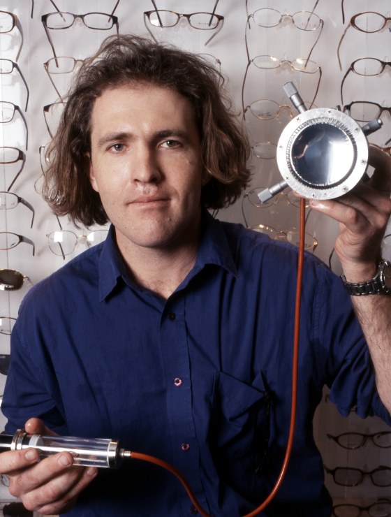 MIT doctoral candidate Saul Griffith developed a method for making low-cost eyeglass lenses from polymer within 10 minutes — an innovation that earned him the Lemelson-MIT Student Prize and $30,000.