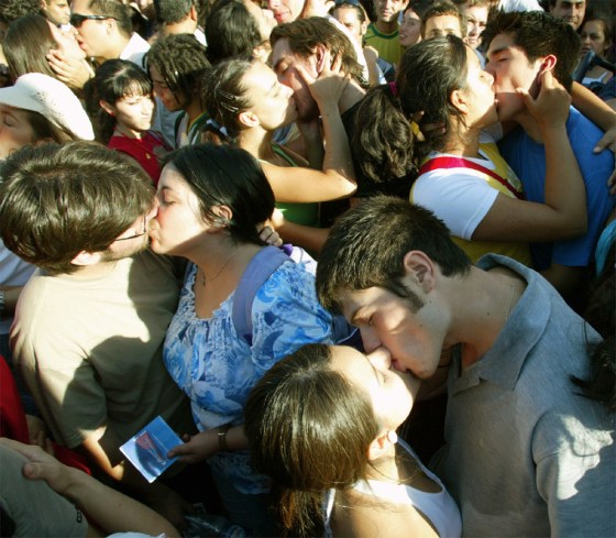 CHILEANS KISS IN AN ATTEMPT TO BREAK A GUINESS BOOK RECORD IN SANTIAGO